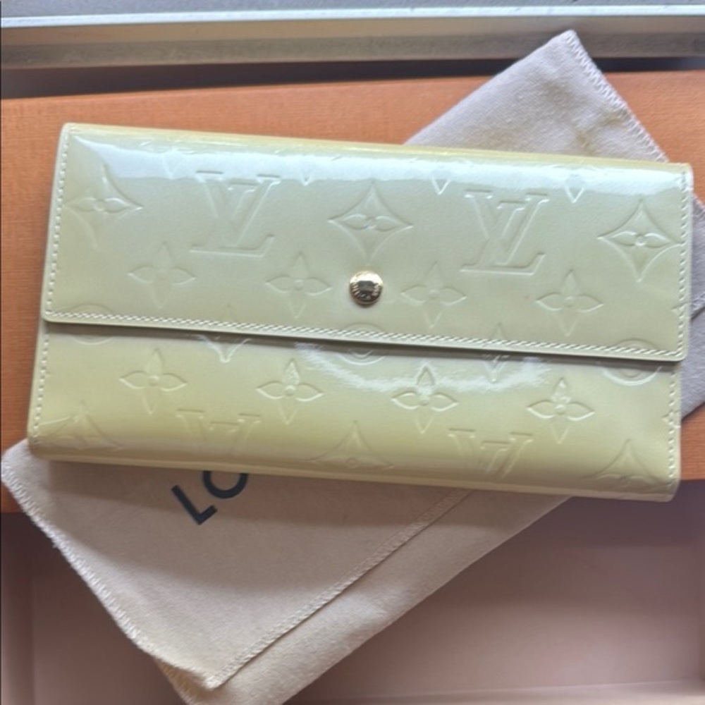 Louis Vuitton Glossy Beige Vernis Porte Wallet - Picture 6 of 15